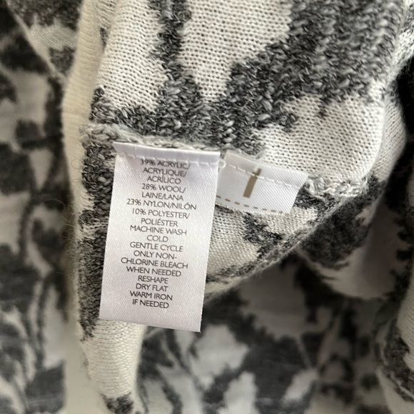 LOFT Gray and Black Floral Women Sweater - Picture 4 of 4
